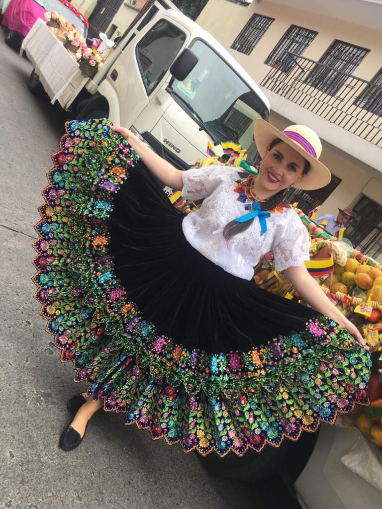 Chola_cuencana, traje tradicional ecuador
