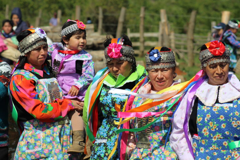 Mapuche vestimenta tradicional chilena mujer