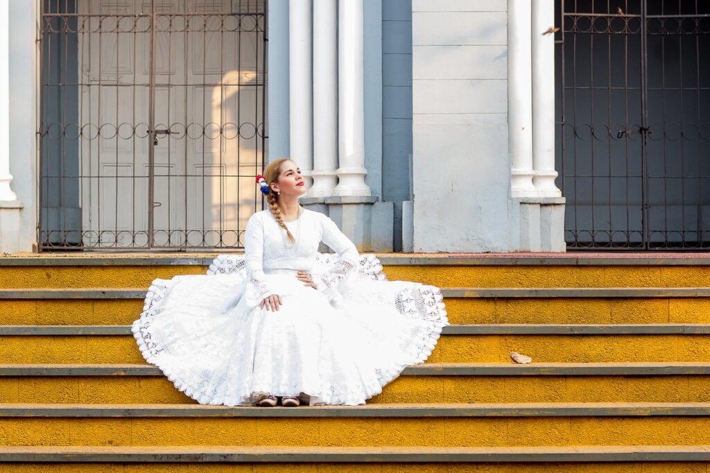 pollera de danza Paraguaya de ñanduti