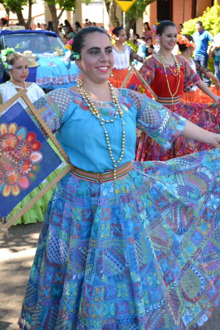 traje típico de ñandutí paraguayo