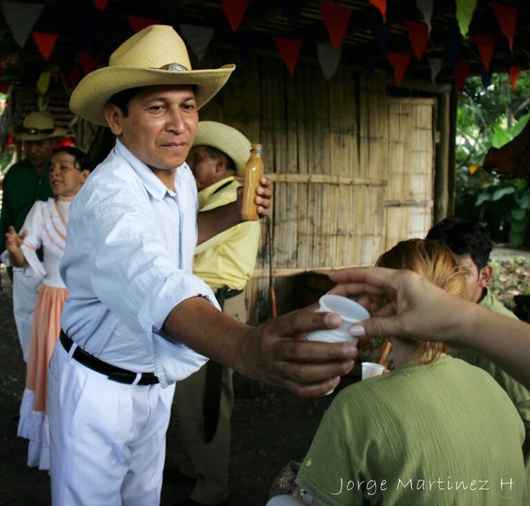 cómo se visten los montubios cuál es la vestimenta tradicional del hombre del pueblo montubio